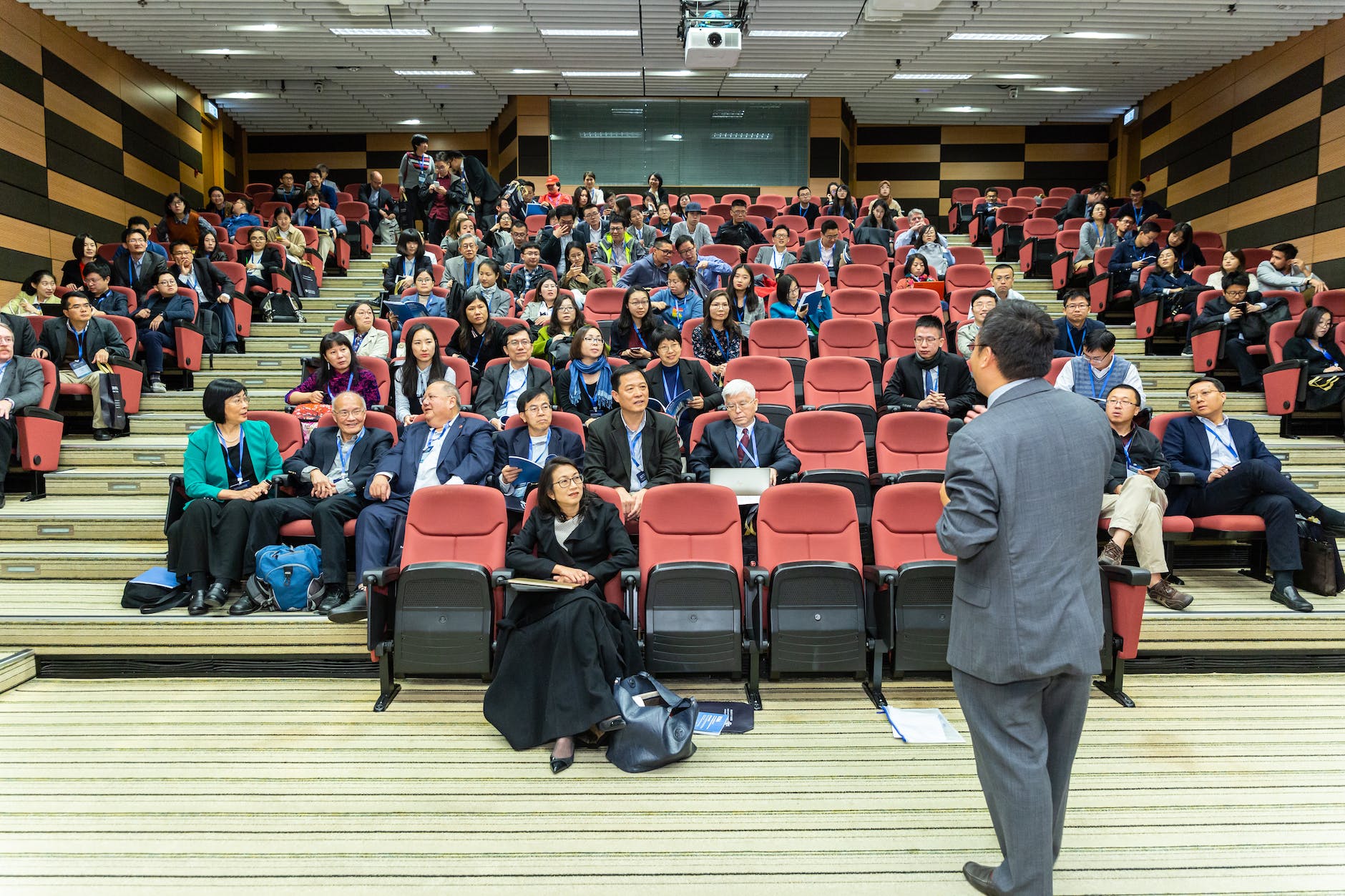 Conferencia en un auditorio
