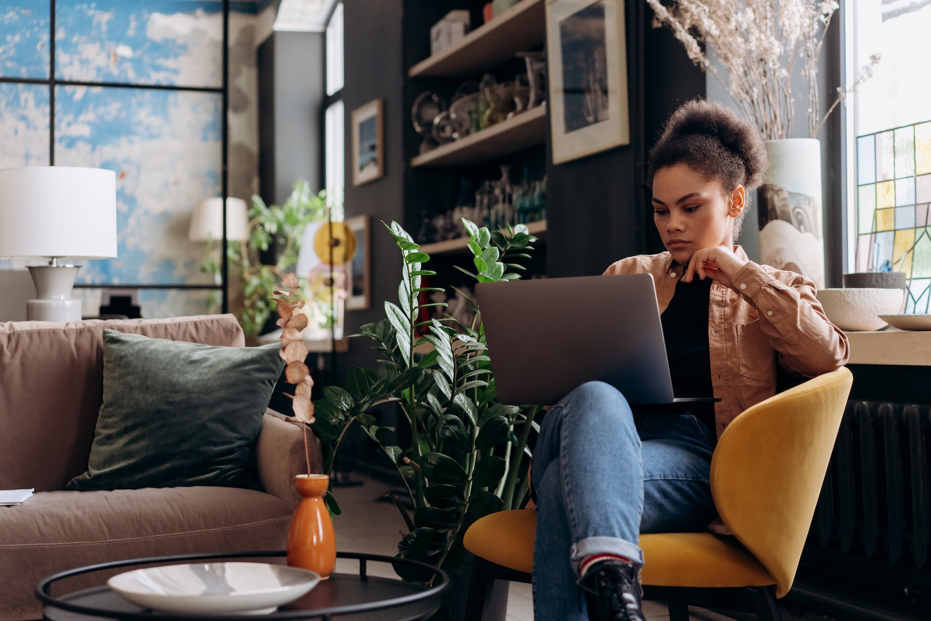 Mujer trabajando en su laptop en casa