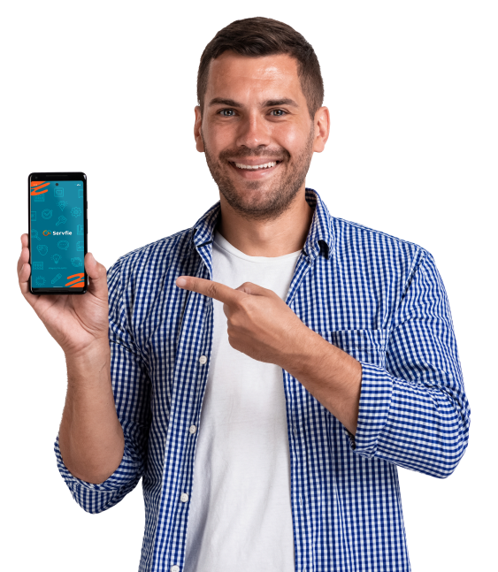 Hombre mostrando la app de Servfie en su teléfono